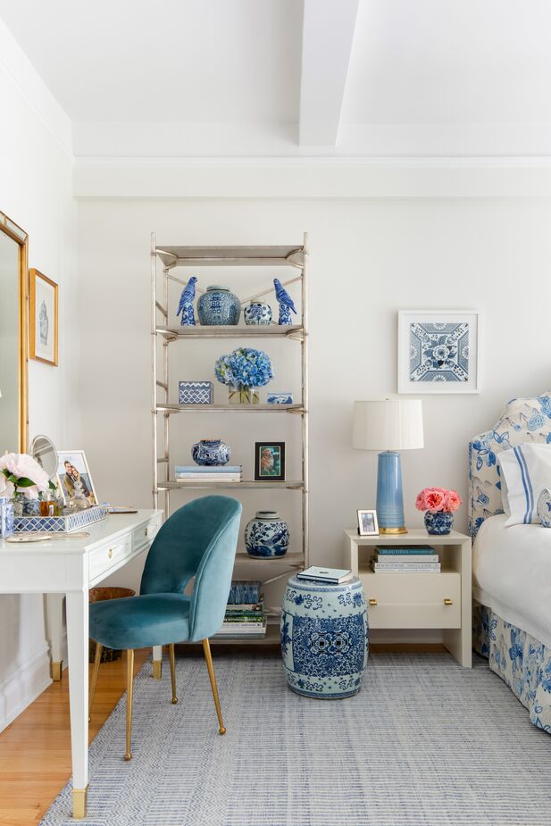 Libby’s bedroom includes her collection of blue-and-white chinoiserie along with ceramic garden stools in the same color duo.
