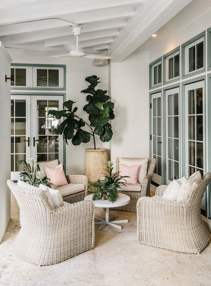 The restful mood continues outside. Leafy plants enliven this shaded sitting area just off the living room. Find a similar ceiling fan here.
