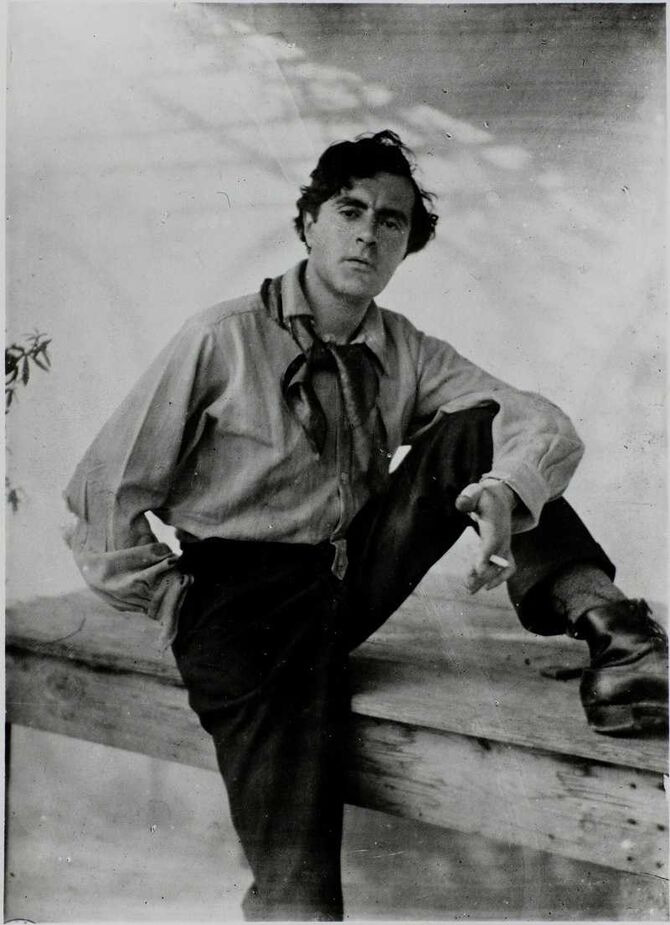 A photo of Modigliani two years before his death.
