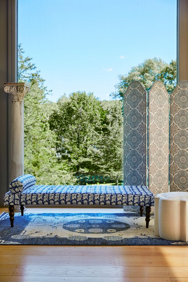 Upholstery inspired by Indian block prints—the Tarifa Daybed in Mudetti Indigo and the Turf Room Screen in Madura Vista—rest atop a rug with Chinese Deco influences and alongside a Greek-style column: Now, that’s eclectic. Photo by Joe Schmelzer.
