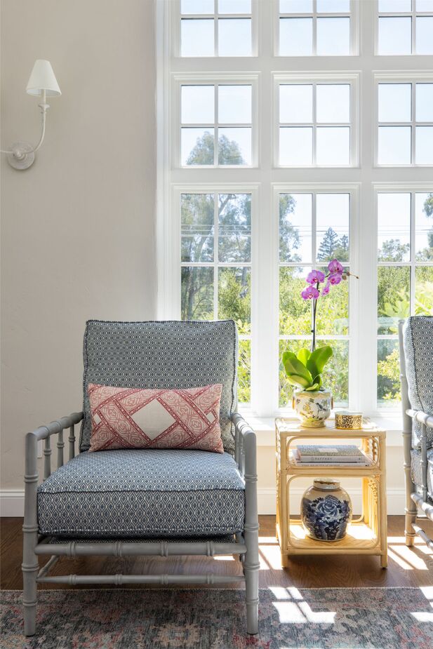 Chinese Chippendale-inspired furniture helps maintain an airy ambience in the sunny living room.
