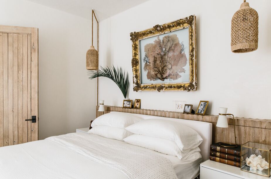 The coral artwork framed in gold above the bed and the seashell in a gold-trimmed acrylic box are elevated nods to the beachfront setting.
