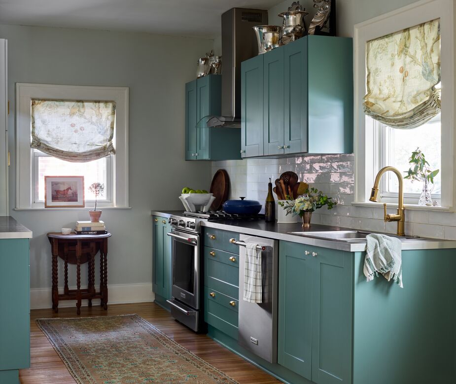 “We’re big fans of British kitchens at GordonDunning. We love the cozy hug they give,” Lathem says. That’s apparent in her kitchen, with cabinets in a “muted, muddied” teal that references a color in the dining room draperies.
