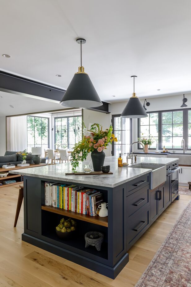 The kitchen’s multiple light sources include pendants and articulated sconces (find similar ones here).
