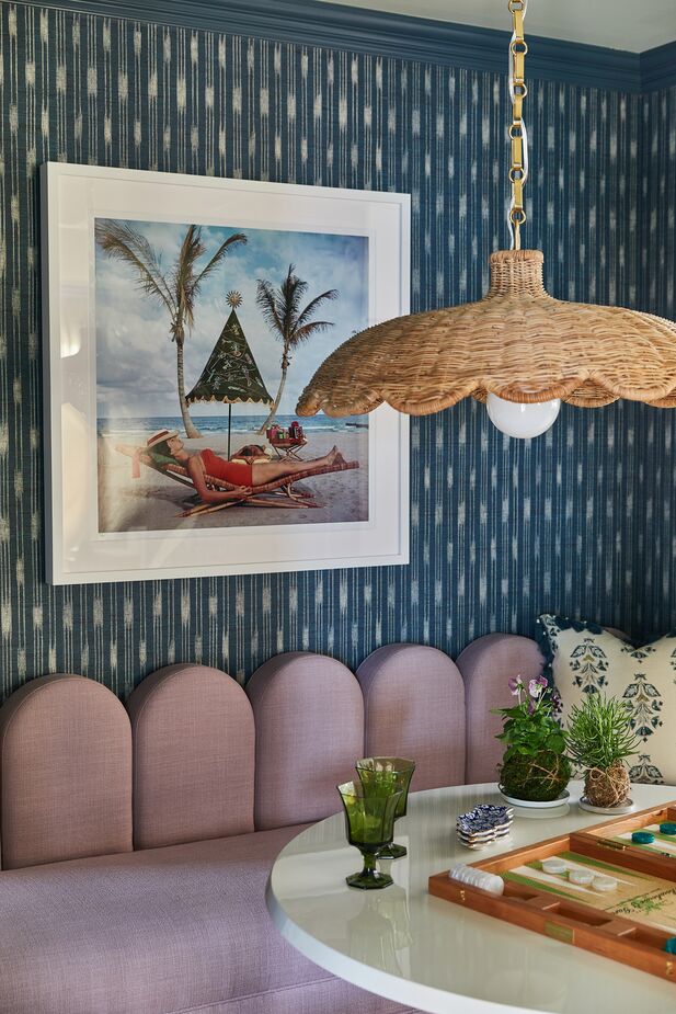 Palm Beach is a long way from the Chicago area in terms of miles, but Michele Frigon Design transported its style to the East Cottage’s living/dining area (above, right, and at top). The blue-and-white grass-cloth wallpaper is a breezy backdrop for Slim Aarons’s Palm Beach Idyll and the rattan lampshade. Photo by Heather Talbert.
