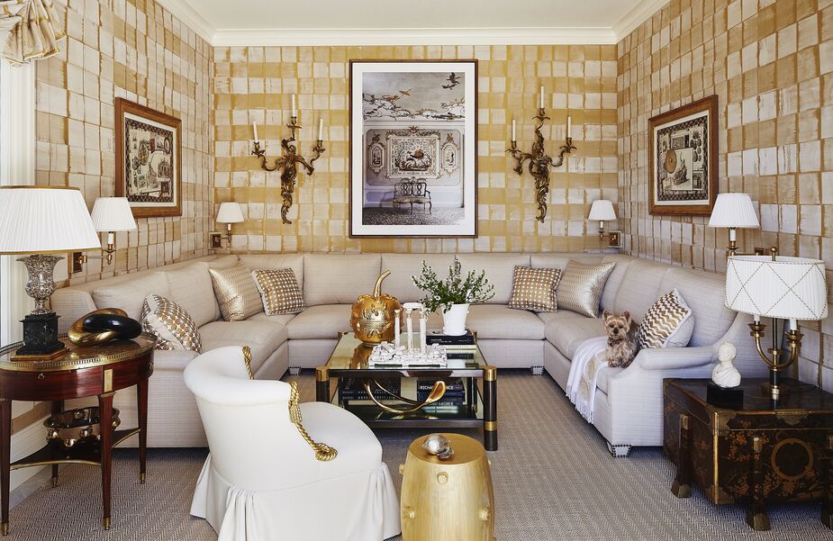 Alex’s sister requested a gold, silver, and white color scheme for her Hamptons beach house. While opulent, the sitting room is still, above all, comfortable. The expansive custom sofa easily seats a crowd; at the same time, multiple sconces allow one to transform the space into a cozy reading nook. Photo by William Abramowicz.
