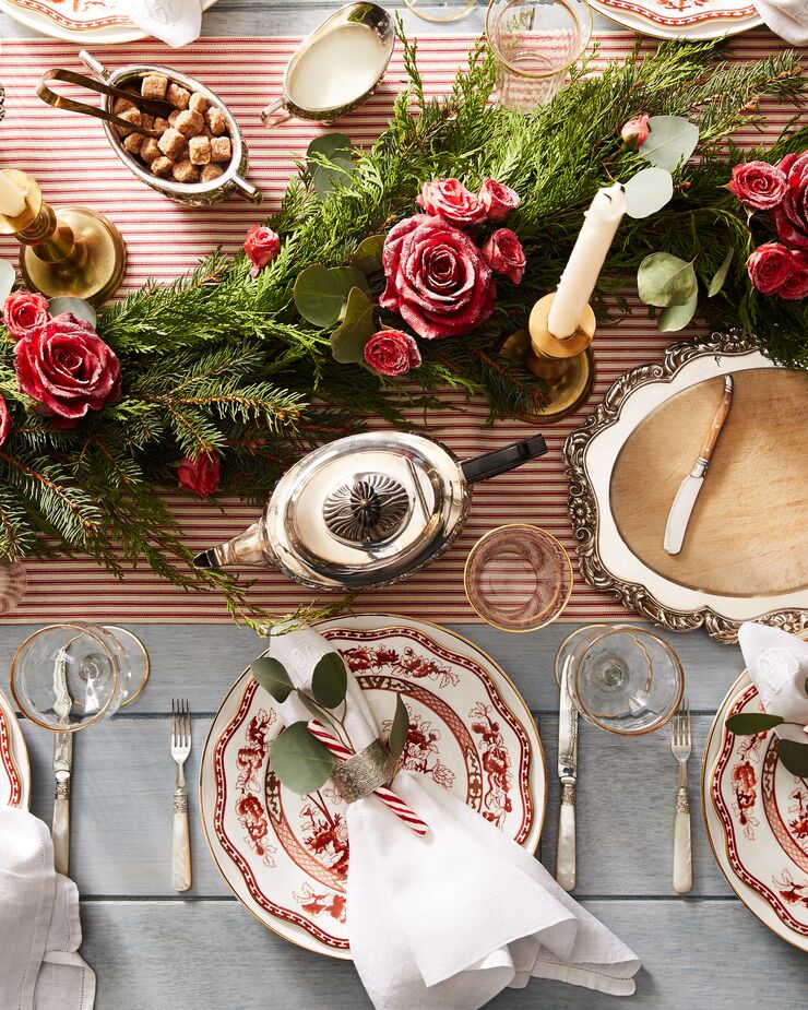 A garland running the length of the table ensures that all guests have something to look at as well as a clear view of their companions. The garland’s sinuous path adds to the charm.
