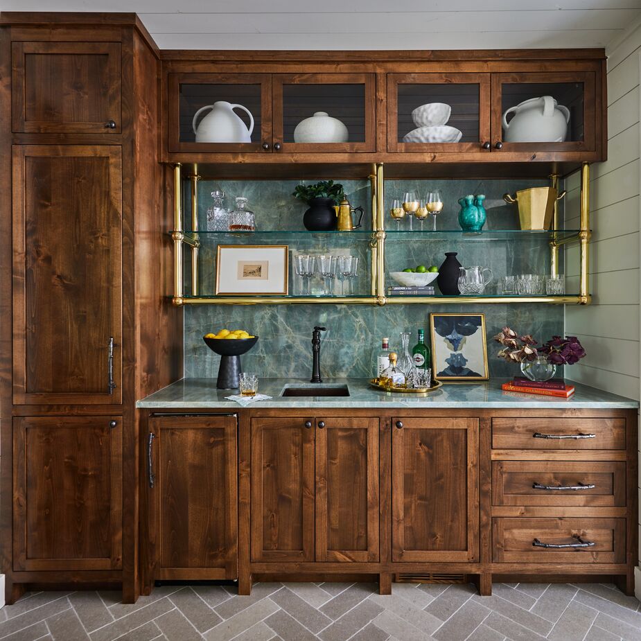 The home’s bar is among the homeowners’ favorite spaces, thanks to a bold, full-height splash and brass shelving.
