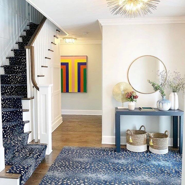 When you want your entry to make a strong style statement, you can’t go wrong with the Fauna Rug in Lapis. Photo and room by @jnr_designs.
