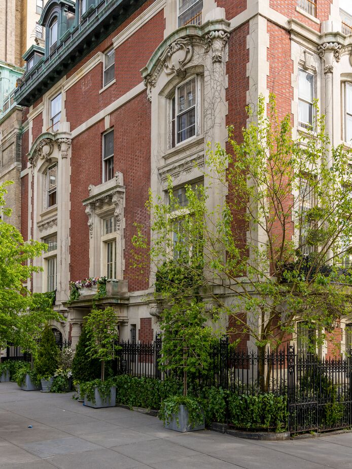 The exterior of the 2023 Kips Bay Show House on Manhattan’s Upper West Side, with fresh plantings courtesy of Janice Parker Landscape Architects.
